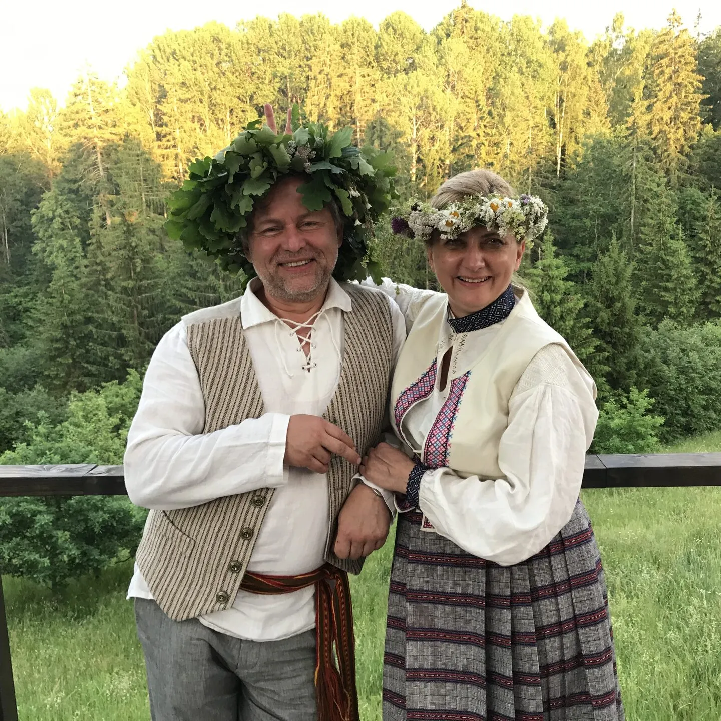 Aldis un Baiba Circeni tautastērpos ar Jāņu vainagiem