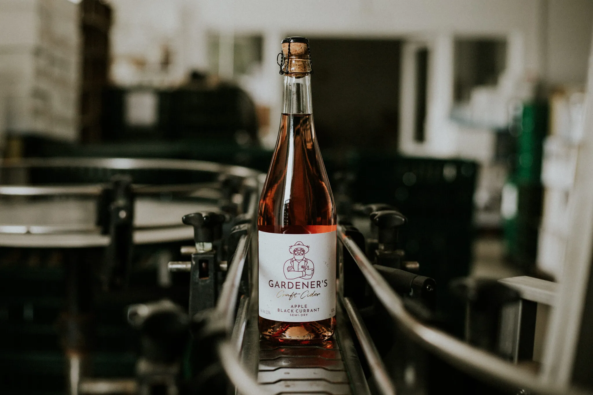 Gardener's Craft Cider pudele uz pildīšanas līnijas darītavā